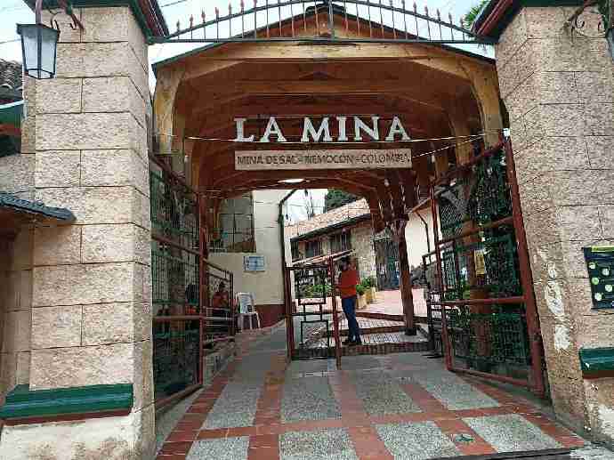 Fachada de acceso a la Mina de Sal de Nemocón, destino turístico destacado en nuestros tours desde Bogotá