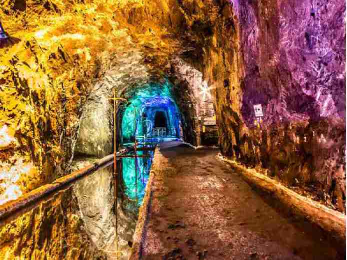 Iluminación escénica dentro de la Mina de Sal de Nemocón, un destino destacado en nuestros recorridos desde Bogotá